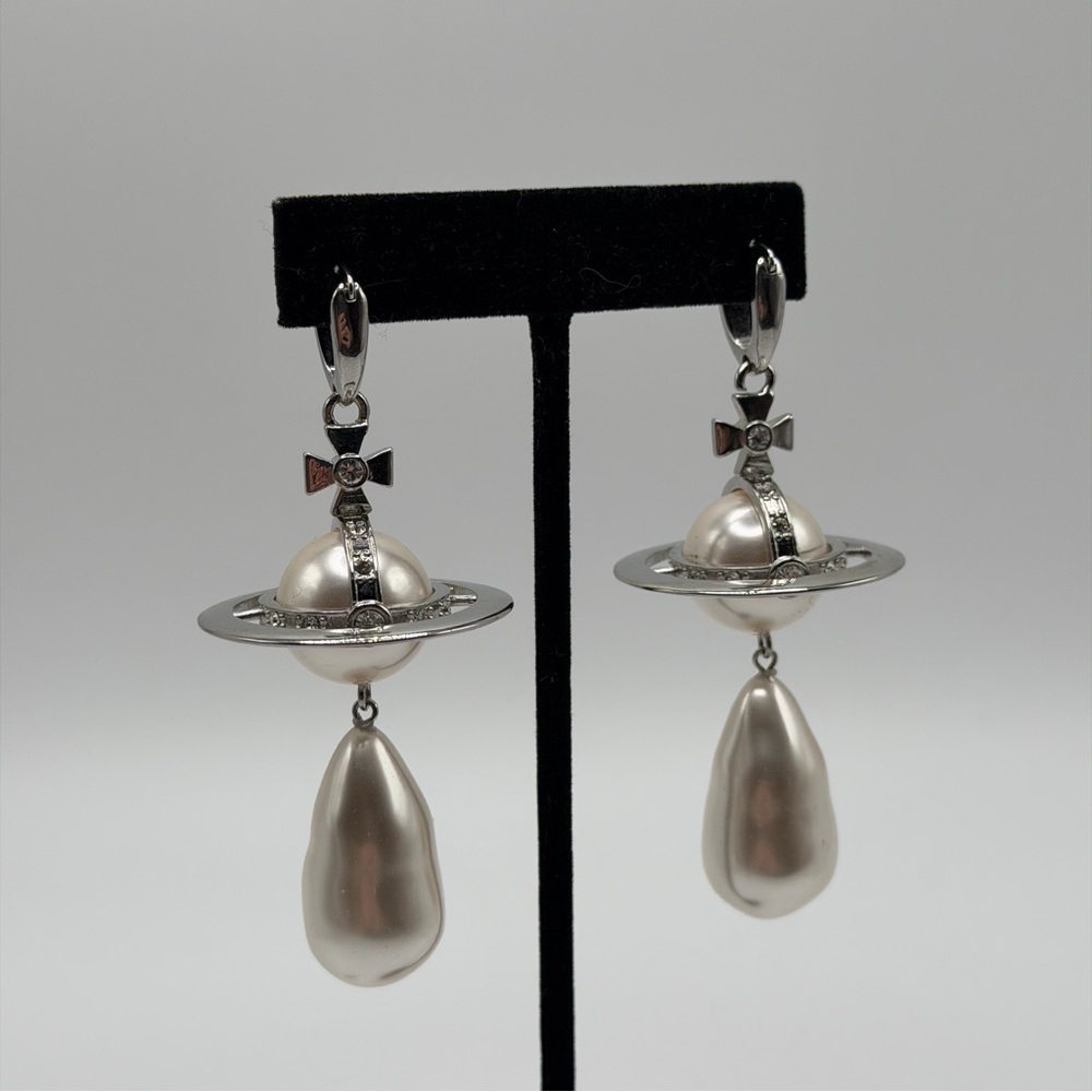 VIVIENNE WESTWOOD ORB BAROQUE PEARL DROP EARRINGS – SILVER - Picture 2 of 6